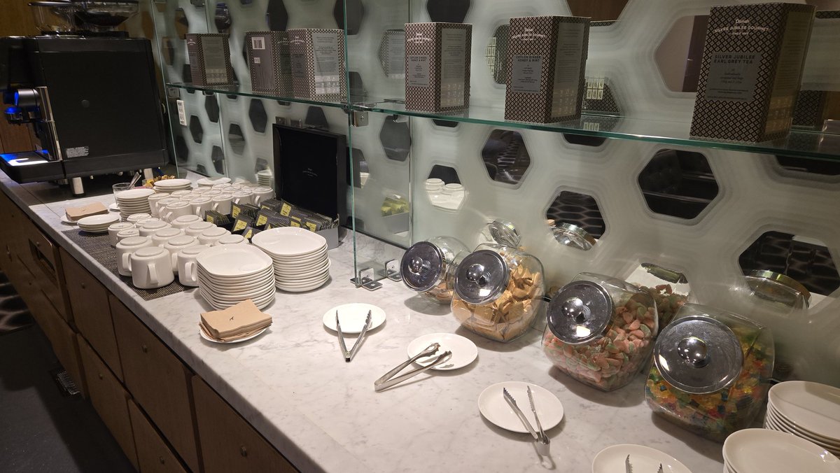 patstravelrevu's tweet image. #QantasAirways #FirstClassLounge @flyLAXairport #TBIT patstravelreviews.com #airportlounge #airlineclub #airlinelounge #airports #travel #LuxuryTravel #aviation #avgeek #Oneworld #Qantas #LAX #LAXAirport #flylaxairport #patstravelreviews