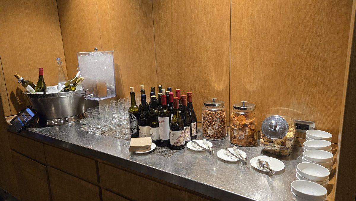 patstravelrevu's tweet image. #QantasAirways #FirstClassLounge @flyLAXairport #TBIT patstravelreviews.com #airportlounge #airlineclub #airlinelounge #airports #travel #LuxuryTravel #aviation #avgeek #Oneworld #Qantas #LAX #LAXAirport #flylaxairport #patstravelreviews