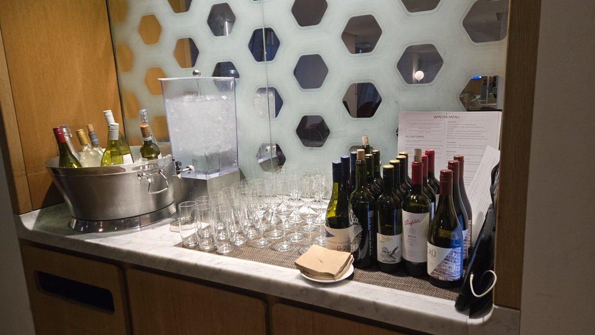 patstravelrevu's tweet image. #QantasAirways #FirstClassLounge @flyLAXairport #TBIT patstravelreviews.com #airportlounge #airlineclub #airlinelounge #airports #travel #LuxuryTravel #aviation #avgeek #Oneworld #Qantas #LAX #LAXAirport #flylaxairport #patstravelreviews