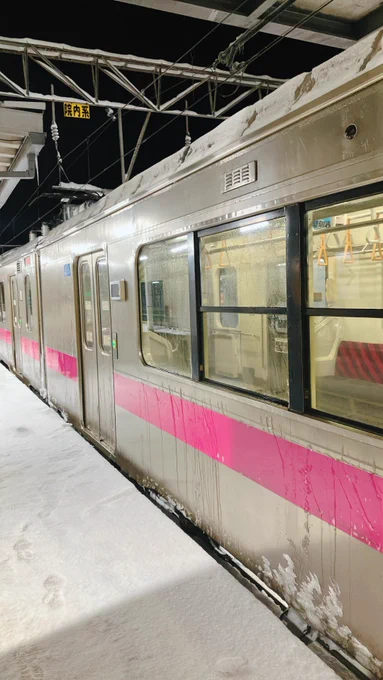 こんな深夜に電車に乗るなんてそうそうないぞ〜 