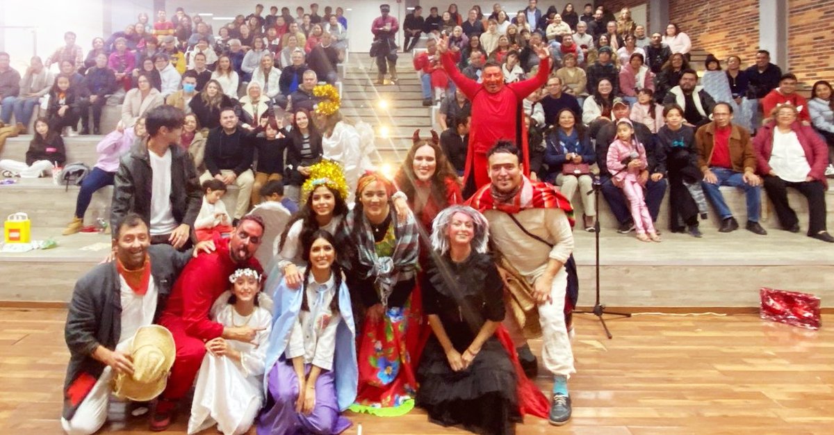 LisSalasQro's tweet photo. Por estar otro año más con nosotros, de corazón gracias  gracias gracias. Att. Vega y Compañía Pastorelas. 🪅✨🥳🙏 #pastorela #pastorelacomica #posada #niñodios #posadanavideña #navidad2024 #Queretaro #Qro #queretarocapital #nuqleo #colonias #vecinos https://t.co/8kdtixL6s3