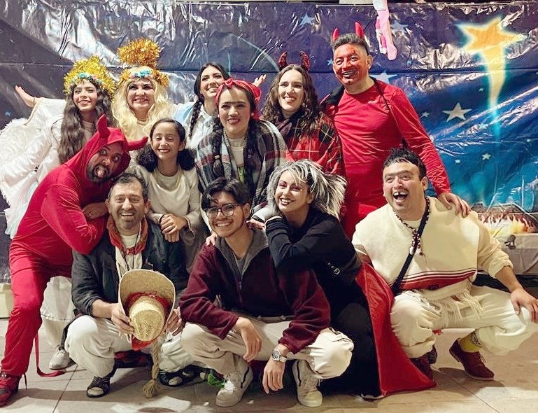 LisSalasQro's tweet photo. Por estar otro año más con nosotros, de corazón gracias  gracias gracias. Att. Vega y Compañía Pastorelas. 🪅✨🥳🙏 #pastorela #pastorelacomica #posada #niñodios #posadanavideña #navidad2024 #Queretaro #Qro #queretarocapital #nuqleo #colonias #vecinos https://t.co/8kdtixL6s3