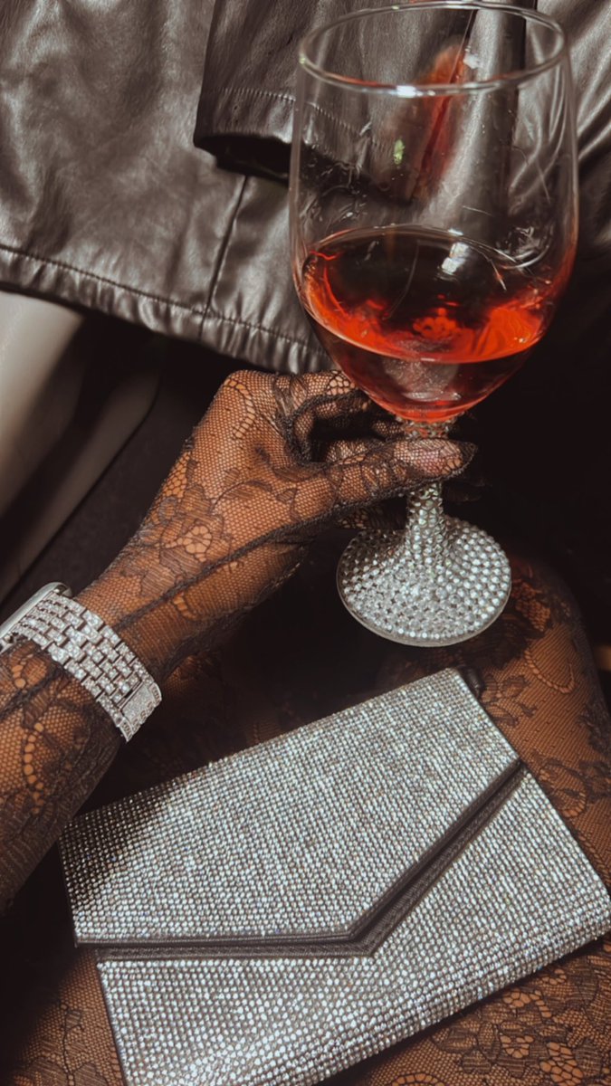 what’s the procedure when a bad b* walk in the room? ✍🏽😘🔥