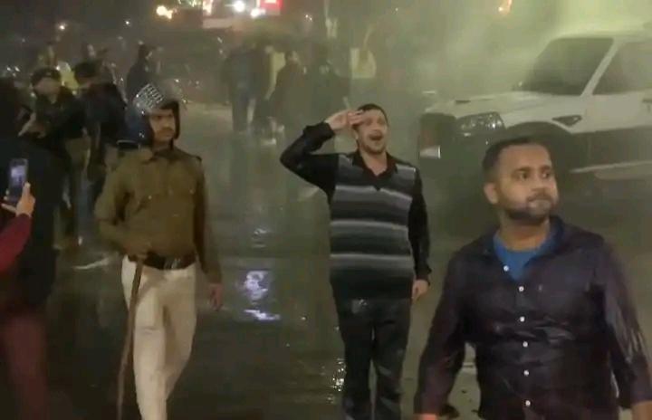 #BPSCReExamForAll
Big सैल्यूट" है इन बहादुर "शिष्यो" को जो अपने गुरु को बचाने के लिए अपने सिर पर लाठी खाते रहे #BPSCReExamForAll
 
Can You Big Salute_____?? 

1 Like            = 10 Salute
1 comment = 100 Salute
1 Repost      = 1000 salute