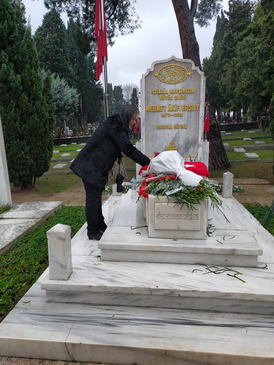 CHP Trakya Rumeli Balkan komitesi ve EyüpSultan Belediyesi katkılarıyla Rumelili hemşerimiz üstad Mehmet Akif Ersoy'u kabrinde andık. #MehmetAkifErsoy #chp <a href="/CHP_istanbulil/">CHP İstanbul İl Başkanlığı</a> <a href="/herkesicinCHP/">CHP 🇹🇷</a> <a href="/chpgenclikgm/">CHP Gençlik Kolları</a> <a href="/CHPKadinKolu/">CHP Kadın</a> <a href="/gokanzeybekCHP/">Gökan Zeybek</a> <a href="/eyupbelediyesi/">Eyüpsultan Belediyesi</a> <a href="/gulenaksuturker/">Gülen Aksu Türker</a> <a href="/sonerozimer/">Soner ÖZİMER</a>