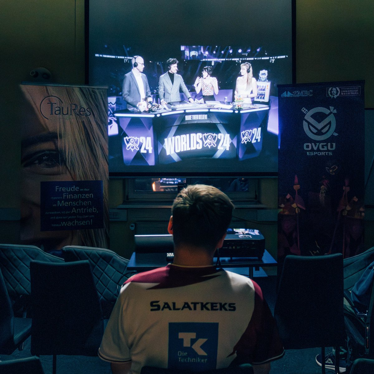 Das Jahr neigt sich dem Ende zu und wir blicken auf ein paar Highlights der zweiten Jahreshälfte zurück!↙️

Von Language Rally, über Markt der Möglichkeiten, bis hin zu unser LoL-Worlds-Watchparty! 👀