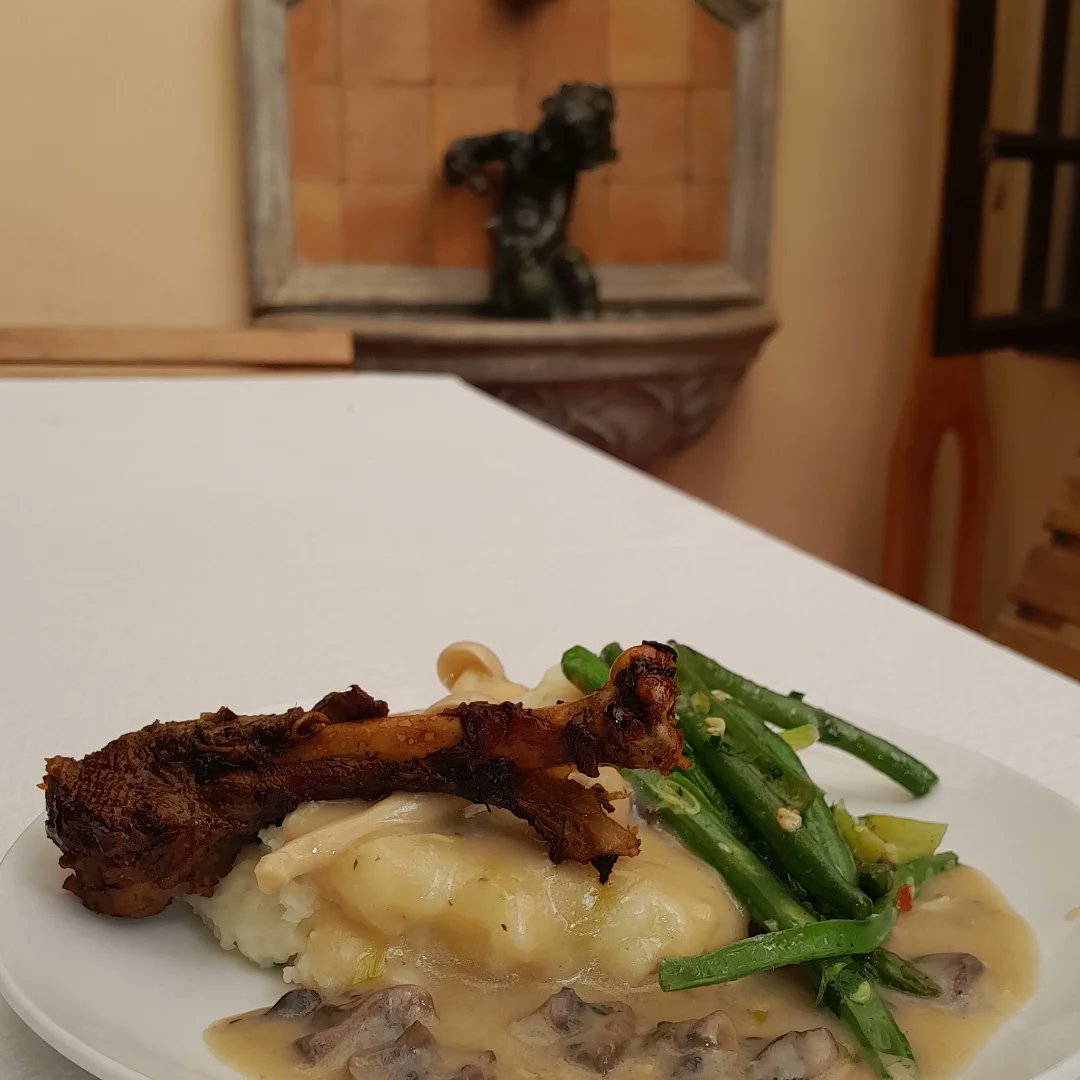 ChefRumbie's tweet photo. Creamy mashed potato, smokey mushroom sauce, braised duck & stir fry garlic greens.
#heartymeal
#travelingchef #cheffie
#vitiligochef #cooktok #chefrumbie #scoffmaster #fyp #zimtiktok #zimtiktokers🇿🇼🇿🇼🇿🇼 #zimbabweanchef #chefselection #mealplanning #catering https://t.co/q8SRfgrWGa