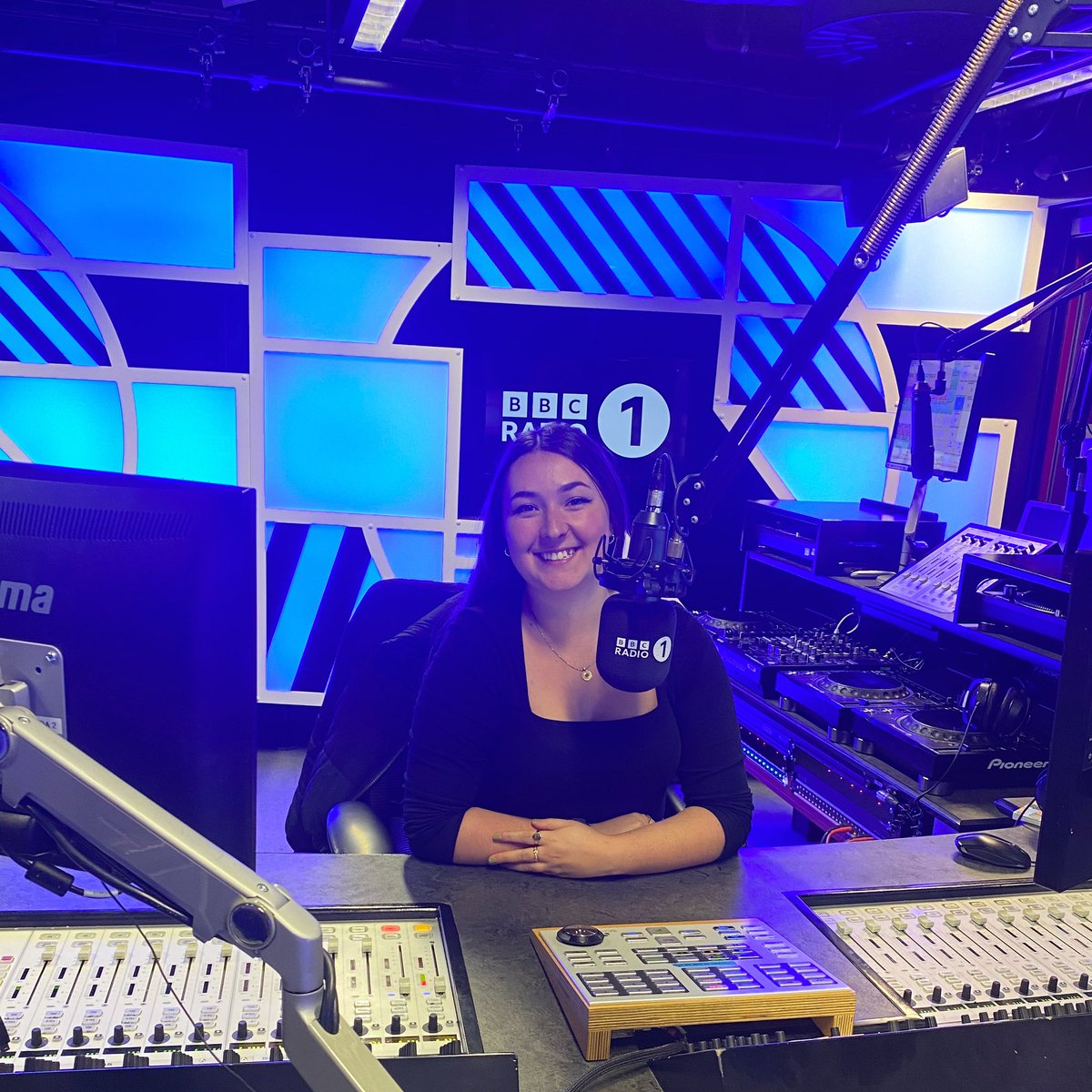 Emma Millen (@theemmamillen) on Twitter photo Back on <a href="/BBCR1/">BBC Radio 1</a> this NYD ๐๏ธ
Tune in if youโre hungover or tune in if youโre not ๐ซ Back on <a href="/BBCR1/">BBC Radio 1</a> this NYD ๐๏ธ
Tune in if youโre hungover or tune in if youโre not ๐ซ