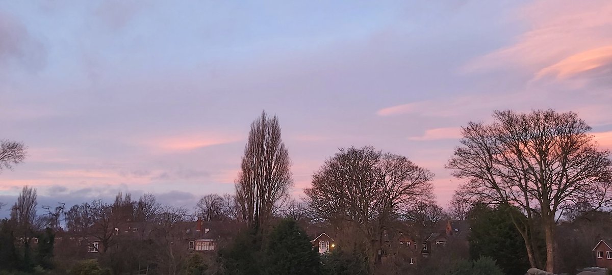BeckGra's tweet photo. Sunset today, &amp; sunset 2 days ago. What a difference! 
#sunset #sun #misty #whatadifference #hull #eastyorkshire https://t.co/sYNNNWHtqJ