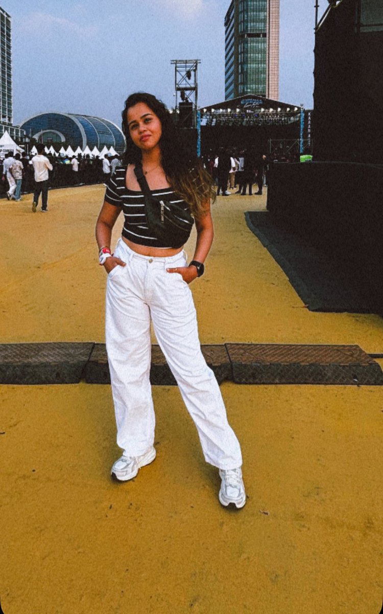 mansibhardwaj25's tweet image. mahaul poora wavy at Karan Aujla‘s concert #ItWasAllADream ✨
highlight of this year🪩💃🏻

#mansibhardwaj #karanaujla #aujla #karanaujlafans #dump #photodump #liveconcert #karanaujlalive #mumbai #mumbaidiaries