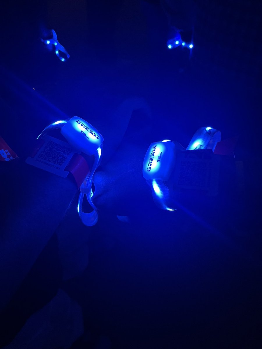 mansibhardwaj25's tweet image. mahaul poora wavy at Karan Aujla‘s concert #ItWasAllADream ✨
highlight of this year🪩💃🏻

#mansibhardwaj #karanaujla #aujla #karanaujlafans #dump #photodump #liveconcert #karanaujlalive #mumbai #mumbaidiaries