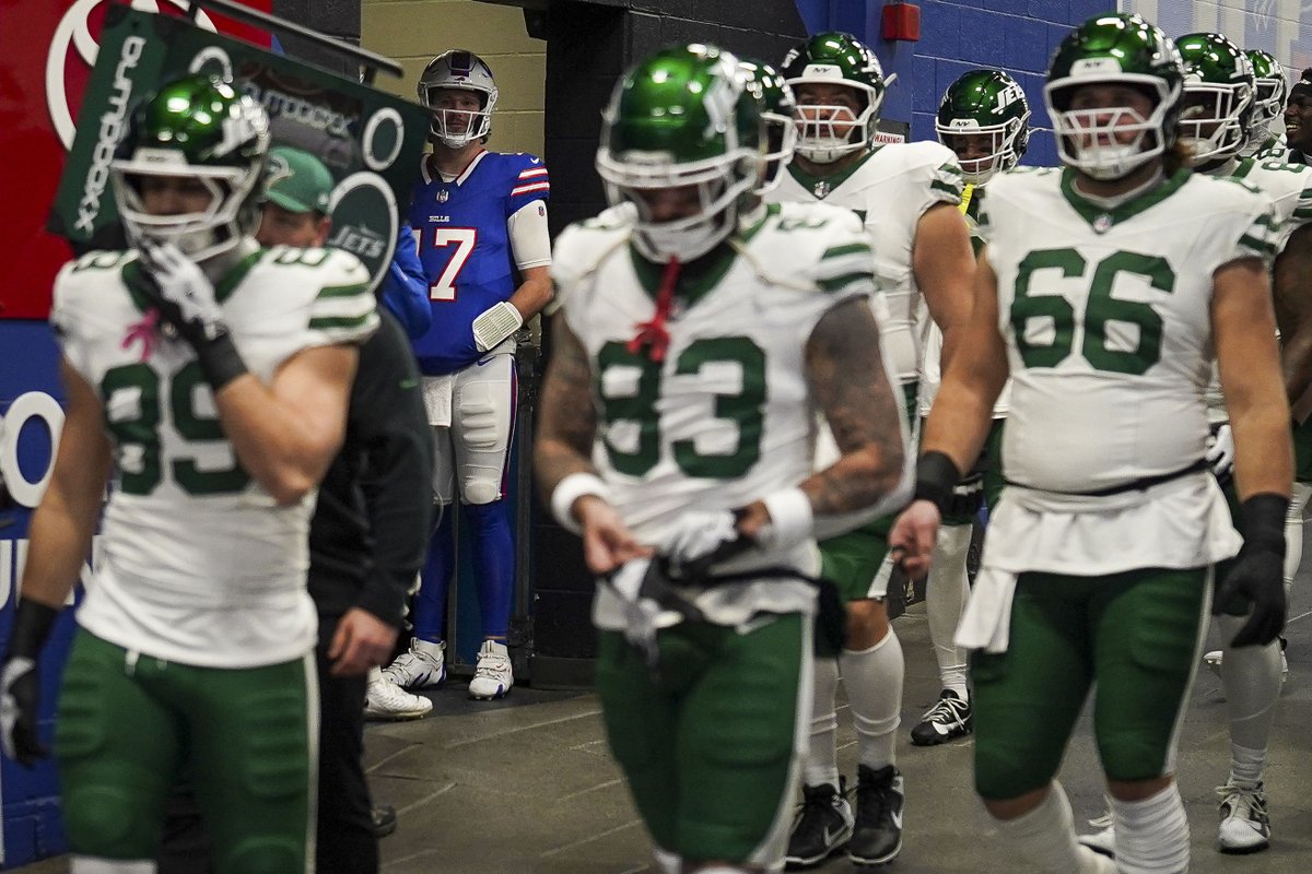 Bessex_Joshua's tweet image. #Billsmafia QB Josh Allen watches as the New York Jets take the field for warmups before the game.

@TBNSports @kfitz134 @JaySkurski @gggaughan @ryanohalloran