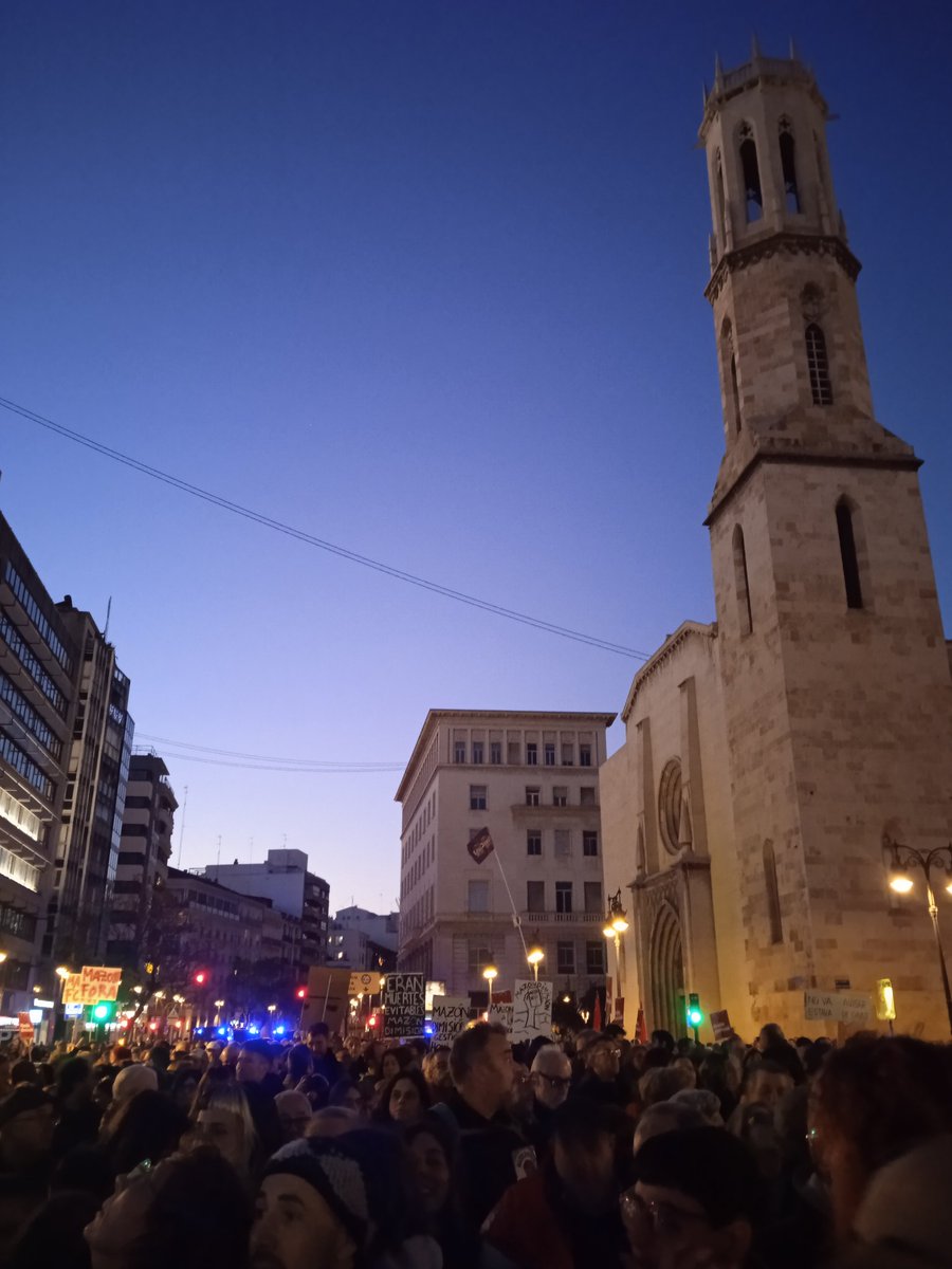 El país en peus fins que caiguin tots.

La tempesta és perillosa, el capitalisme és mortal. 

#MazónDimissió