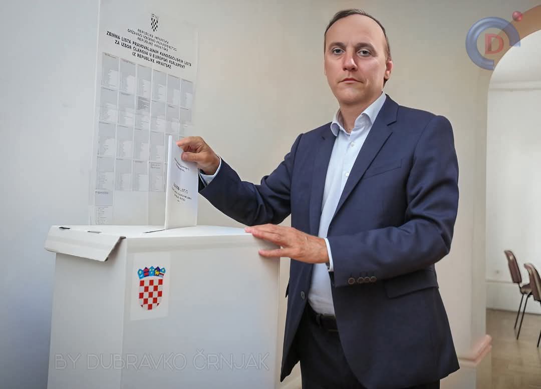 Današnje naslovnice:
''Relikvije glasale za Primorca''
Sponzor, zagrebački nadbiskup Nadražen Krutiša.