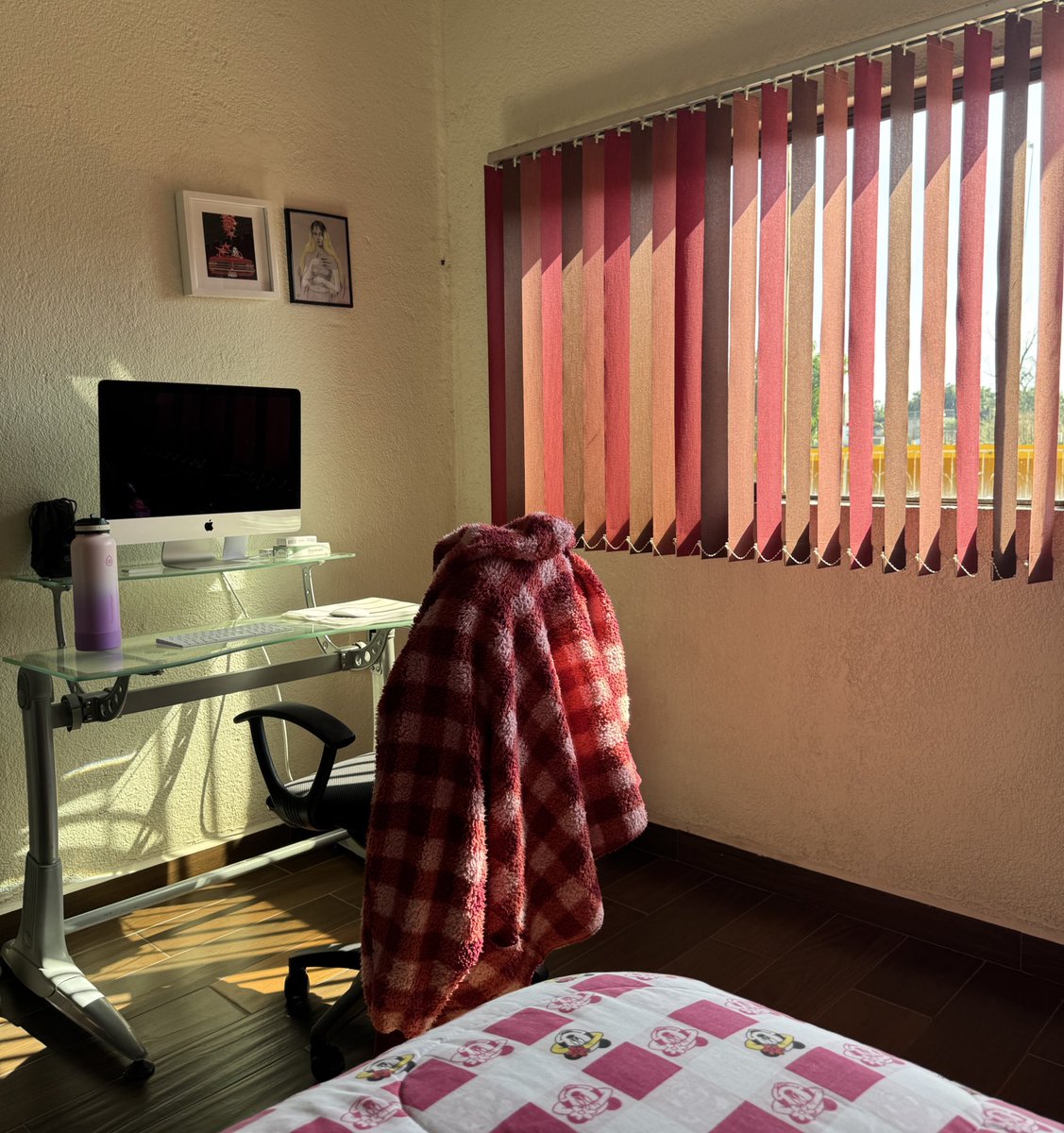 SamyOreaa's tweet photo. Volví a casa de mi mamá por unos días y me estoy dando cuenta que siempre me gustó el color rosa. https://t.co/75fvkUuZlo
