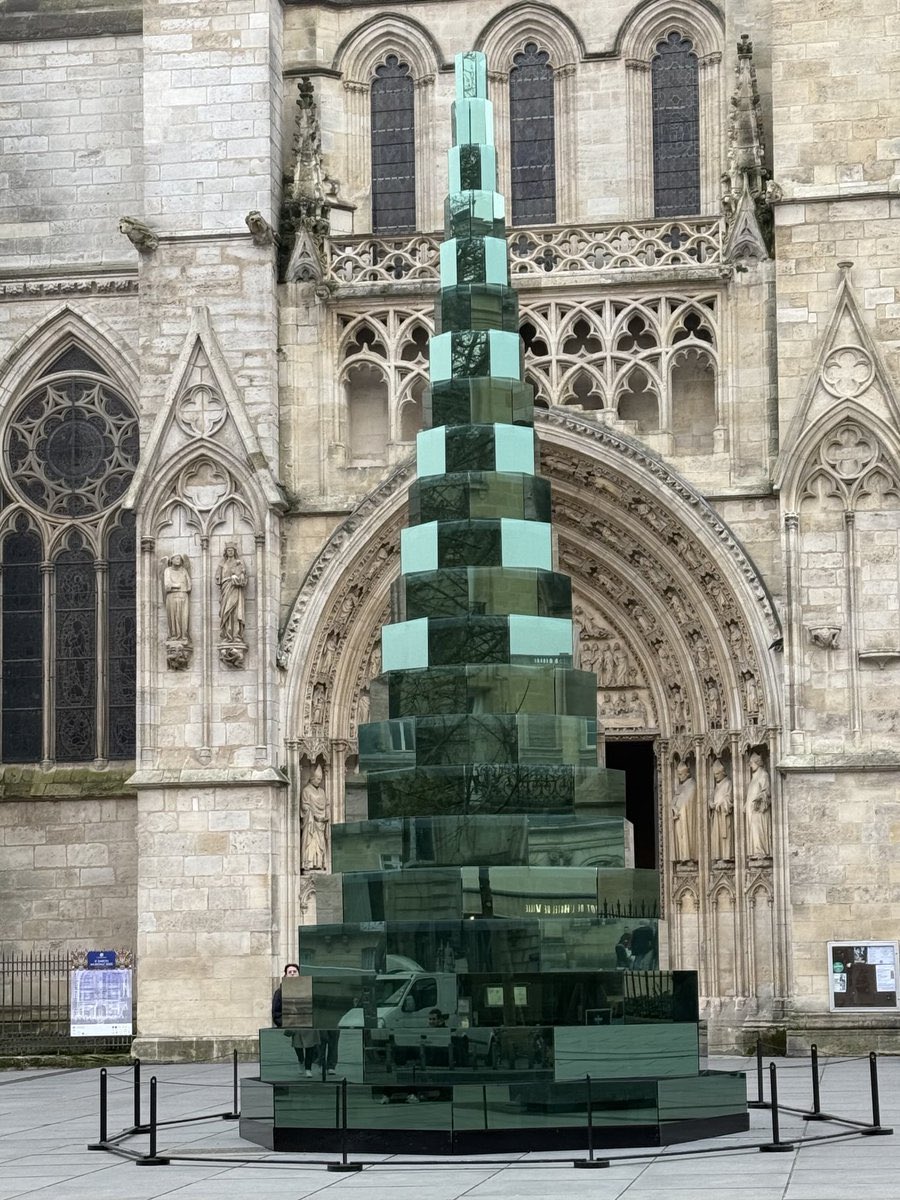 Le sapin de verre et d’acier de 11 mètres de haut installé par la mairie « écolo » de Bordeaux a coûté 136 000 euros.

Si vous cherchiez un nouvel exemple de dépenses scandaleuses qui contribuent à la situation catastrophique de la France, le voici.