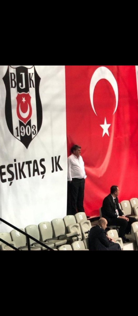 Bu fotoğrafı unutmayın geçen sene bu adamı harcayanlar şimdi oy atıyor sizi kandıran hasan bey nerde şimdi bakın yok ortada 18 yaşındaki çocukların Beşiktaş aşkıyla dalga geçen sayın Hasan bey bu kulübün sahibi olduğunu düşündün unutma Beşiktaş biziz sen gelip geçtin <a href="/Besiktas/">Beşiktaş JK</a>