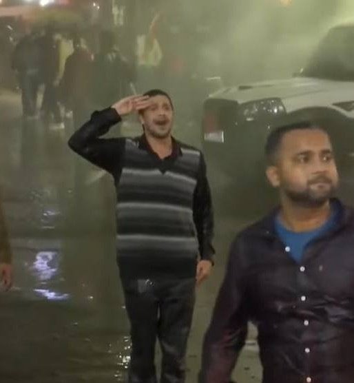 ranvijaylive's tweet image. आज की तस्वीर: जब पुलिस लाठी बरसा रही थी