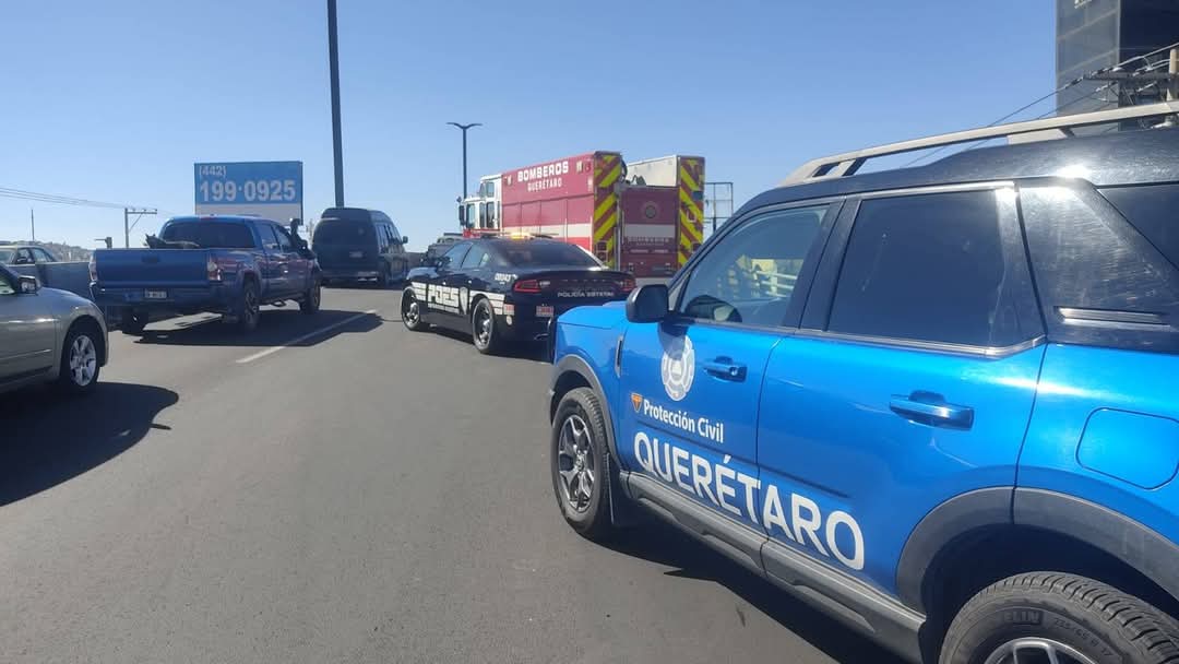PCIVILQRO's tweet photo. Conduce con precaución ⚠️

Se brinda atención a reporte de accidente vehicular sobre Av. Constituyentes, a la altura de la colonia El Jacal.  🚗

Se realiza reducción de carriles en la zona 🚧 en tanto se realizan las maniobras correspondientes. 

#ProtecciónCivilSomosTodos https://t.co/CzkY9YPpDe