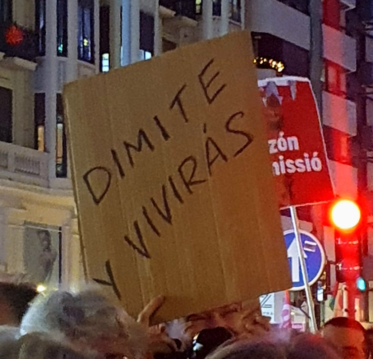SoL_ALe87's tweet photo. Ahora mismo en calle Xátiva, a dos meses de la tragedia  (evitable), del 29 de octubre donde perdieron la vida 227 personas, gritamos: ¡Mazón Dimissió!.

#MazonDimissió
#CriminalitatValenciana
#DANAValència2024
#ElPresidentAPicassent https://t.co/BMZbYVpeAN