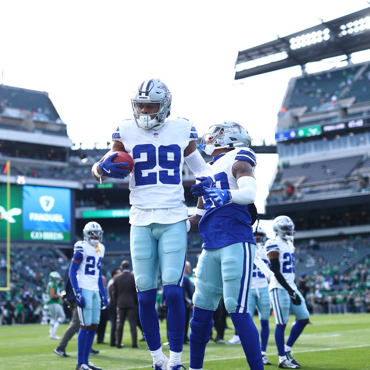 dallascowboys's tweet photo. gettin’ right 👊

#PHIvsDAL | @bswhealth https://t.co/D5W9yUQpQo