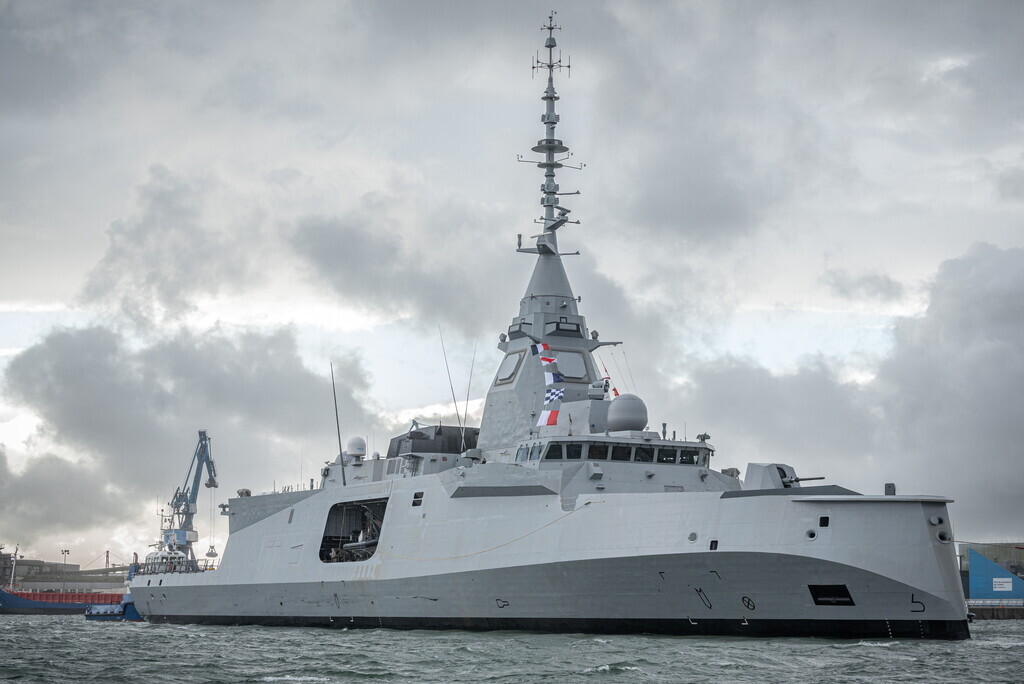 MarineNationale's tweet photo. #Retro24 | Le 7/10, la frégate de défense et d’intervention (FDI) Amiral Ronarc’h réalisait sa 1ère sortie à la mer. Avec ses 4️⃣5️⃣0️⃣0️⃣t de déplacement et ses 1️⃣2️⃣2️⃣m de long, la FDI incarne l’avenir des opérations navales françaises de par sa polyvalence. https://t.co/4AMJ4xz54G