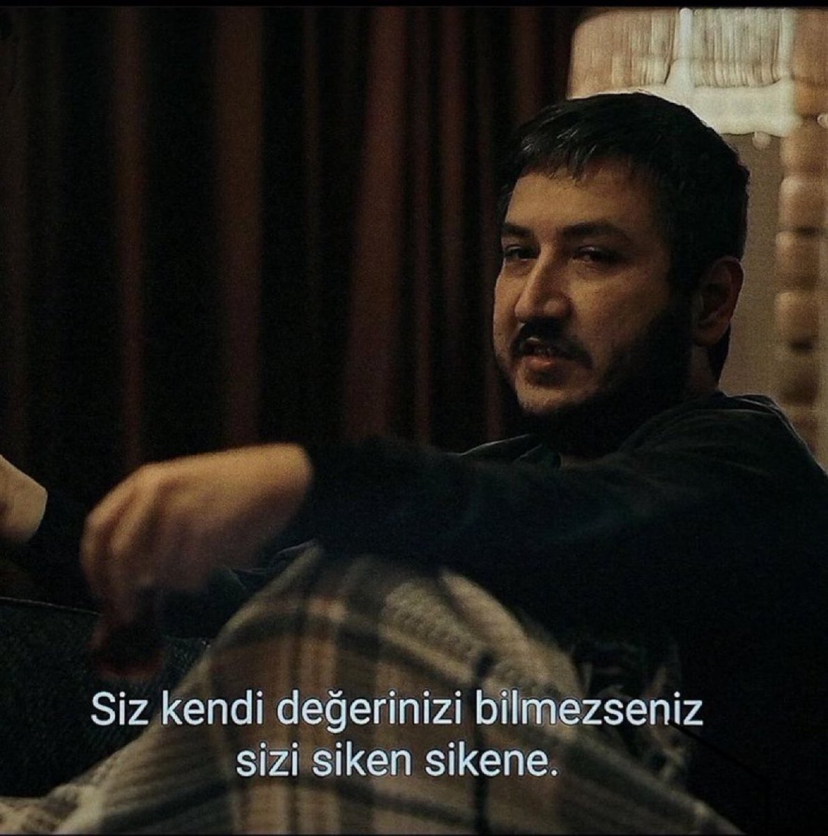 “Siz kendi değerinizi bilmezseniz sizi siken sikene..”

(GİBİ)