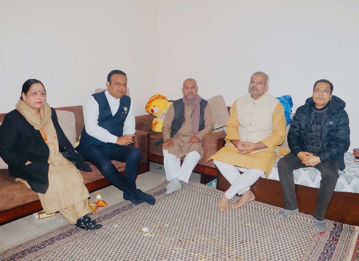 RaajKumarAnand's tweet photo. भाजपा के पूर्व प्रदेश अध्यक्ष श्री आदेश गुप्ता जी द्वारा आयोजित रामायण पाठ कार्यक्रम में शामिल होकर प्रभु श्री राम का आशीर्वाद प्राप्त किया।
कार्यक्रम में कई गणमान्य व्यक्ति एवं भक्तजन उपस्थित थे।
#श्रीराम🙏 #JaiShreeRam #RamayanPath
#AdeshGupta #BJP #BJPDelhi #PatelNagar https://t.co/5JeVmuIvgL