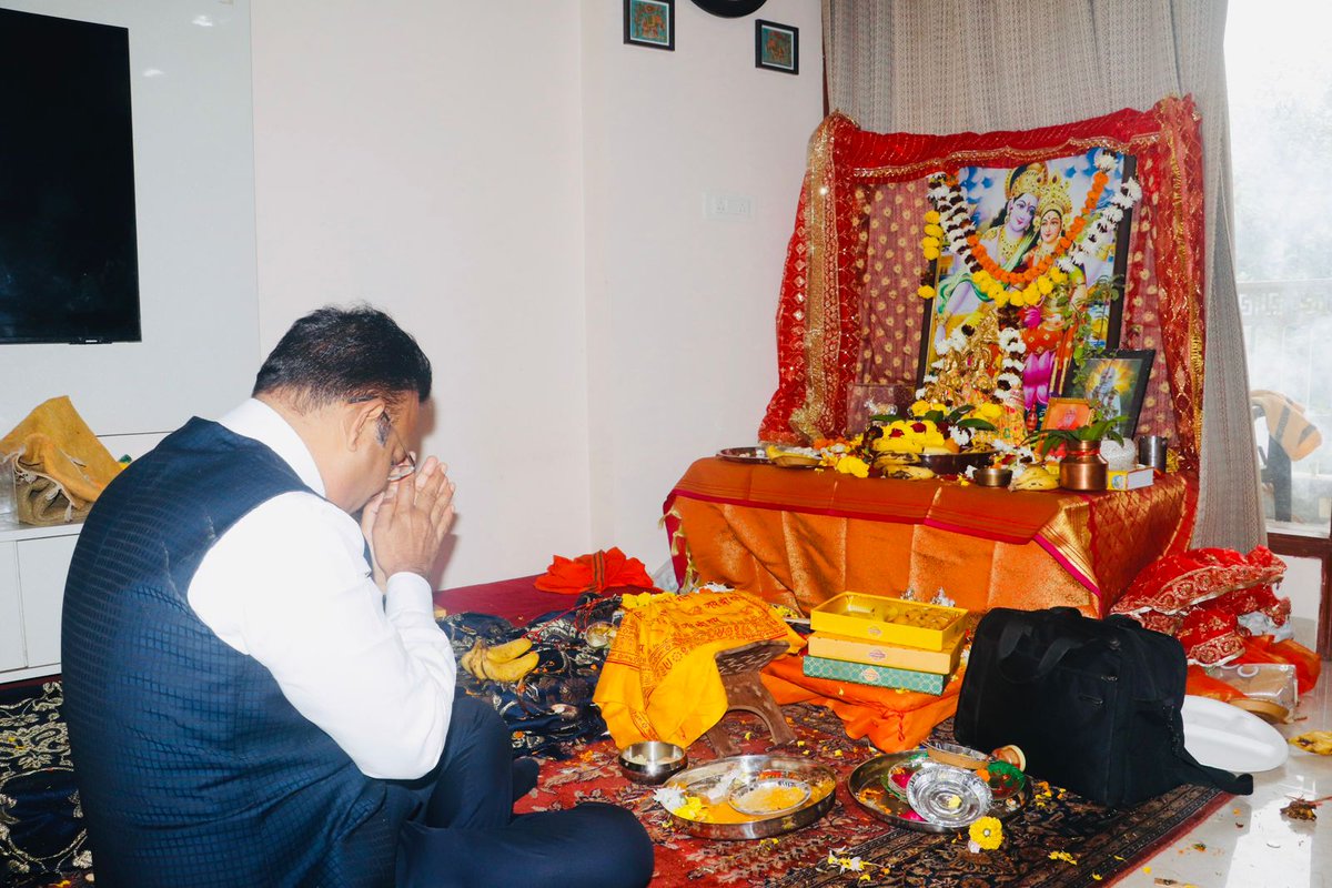 RaajKumarAnand's tweet photo. भाजपा के पूर्व प्रदेश अध्यक्ष श्री आदेश गुप्ता जी द्वारा आयोजित रामायण पाठ कार्यक्रम में शामिल होकर प्रभु श्री राम का आशीर्वाद प्राप्त किया।
कार्यक्रम में कई गणमान्य व्यक्ति एवं भक्तजन उपस्थित थे।
#श्रीराम🙏 #JaiShreeRam #RamayanPath
#AdeshGupta #BJP #BJPDelhi #PatelNagar https://t.co/5JeVmuIvgL