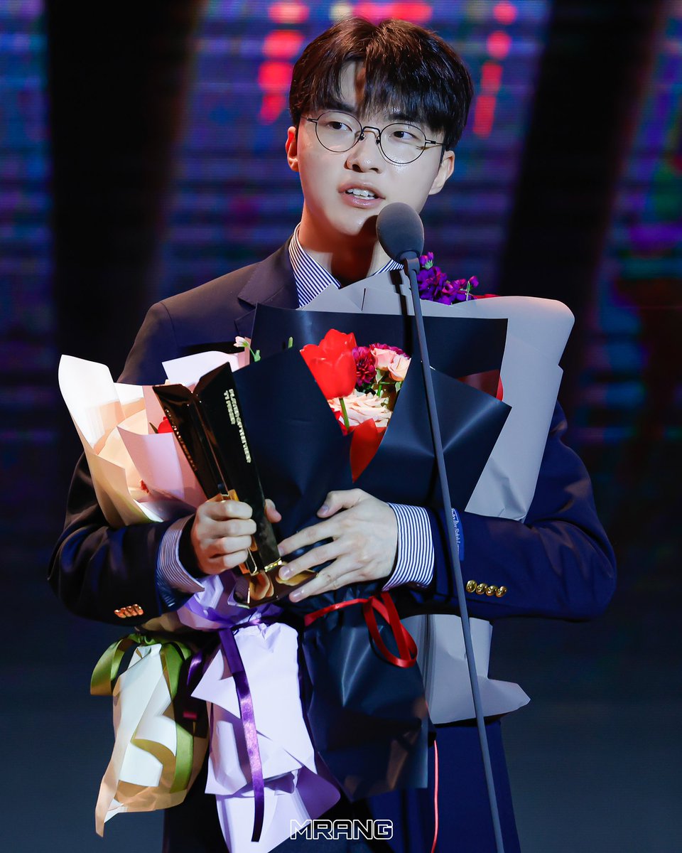 M_rang__'s tweet photo. 2024 lck 어워즈 올해의 선수상 🏆

올해 최고의 선수 티원의 미드라이너 대상혁 
페이커가 티원의 선수라 너무 자랑스러워 👏🏻👏🏻

#페이커 #이상혁 https://t.co/SUfNTP0OeH