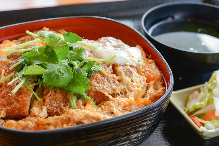 Carrot36M's tweet photo. @skiinfomation カントリーチャイルドなら同じ値段でかつ丼+けんちん汁だったのに😥
かつ丼けんちん汁セット https://t.co/d9f3DnlT7w