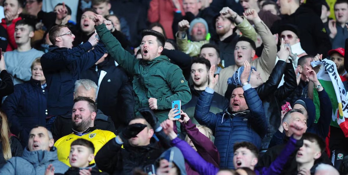 swansea_indy's tweet image. SOLD OUT ♥️ 1,900 travelling to Portsmouth on New Years Day #JackArmy You beautiful bastards ! 

In fact we understand the whole fixture is close to selling out. 

#Pompey #Swans @officialfournil Get in there !