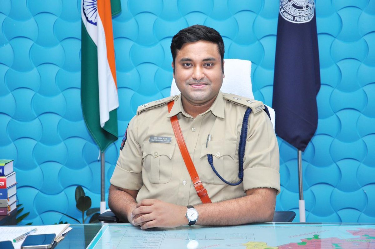 Kadapa_Police's tweet photo. ✅ పోలీసు ఉద్యోగాల నియామకం విషయంలో దళారుల మాటలు నమ్మి మోసపోకండి...
కడప జిల్లా ఎస్పీ శ్రీ వి. విద్యాసాగర్ నాయుడు ఐపియస్ గారు.
• ఏ ప్రభుత్వ ఉద్యోగమైనా... రిక్రూట్మెంట్లు అయినా పారదర్శకంగా నిర్వహిస్తారని గుర్తించాలి
• మోసగాళ్ళ పట్ల అప్రమత్తంగా ఉండండి.
#kadapapolice
#APSLPRB https://t.co/sY3AOXeRLh