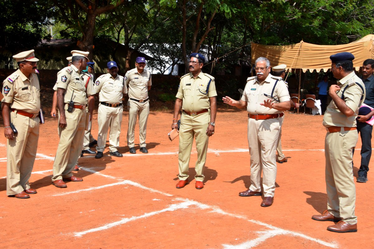 Kadapa_Police's tweet photo. ✅ జిల్లా ఎస్.పి శ్రీ వి.విద్యాసాగర్ నాయుడు ఐ.పి.ఎస్ గారి ఆదేశాల మేరకు కానిస్టేబుల్ దేహదారుడ్య పరీక్షల (ట్రయల్ రన్ ) రిహార్సల్ ను పరిశీలించిన... జిల్లా అదనపు ఎస్పీ(అడ్మిన్) శ్రీ కె.ప్రకాష్ బాబు గారు
#kadapapolice
#Appolice
@APPOLICE100
#APSLPRB
#constablenotification https://t.co/F3sFSk1Q6l
