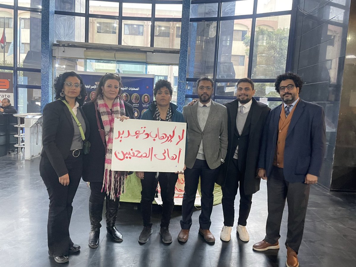 فى اليوم ال١٤ من الاعتصام داخل النقابة، توجهت هيئة الدفاع إلى نيابة قصر النيل للإستفسار عن ما جرى بالأمس، وتبين ان الشخص الذى حقق ساعة مع والدتي وساعة مع الجيران هو امين شرطة تابع للنيابة لسؤال اهلي عن الاعتصام!
دي الخطوة الوحيدة اللي عملتها النيابة من اول ازماتي!
ترويع أهلي