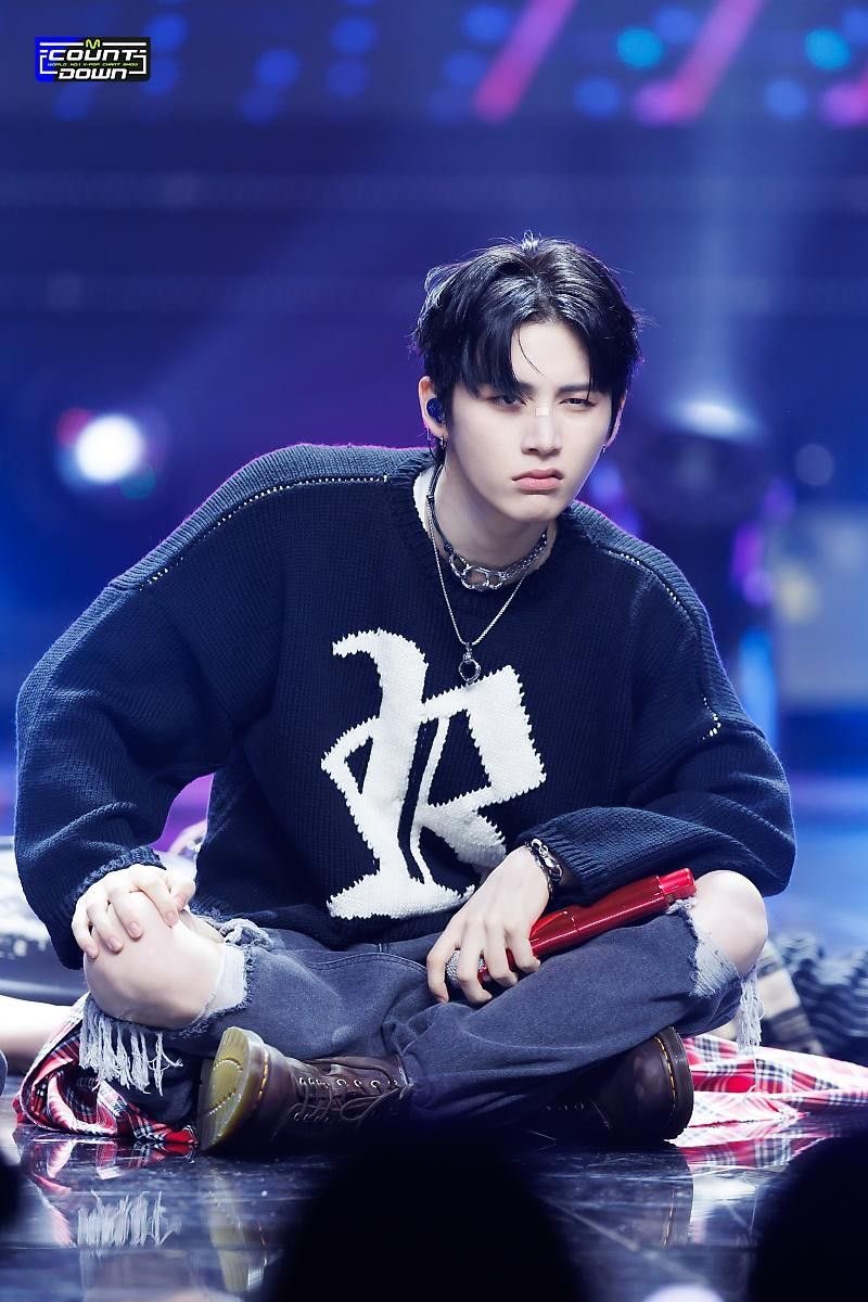 NarumiINTS's tweet image. EKHM. Eyes on me? Jangan lihat orang lain, By. Look at me, look at me, nareuo barabwa nareul barabwa.

Live reaction Taesan waktu lihat Dohyun reveal: