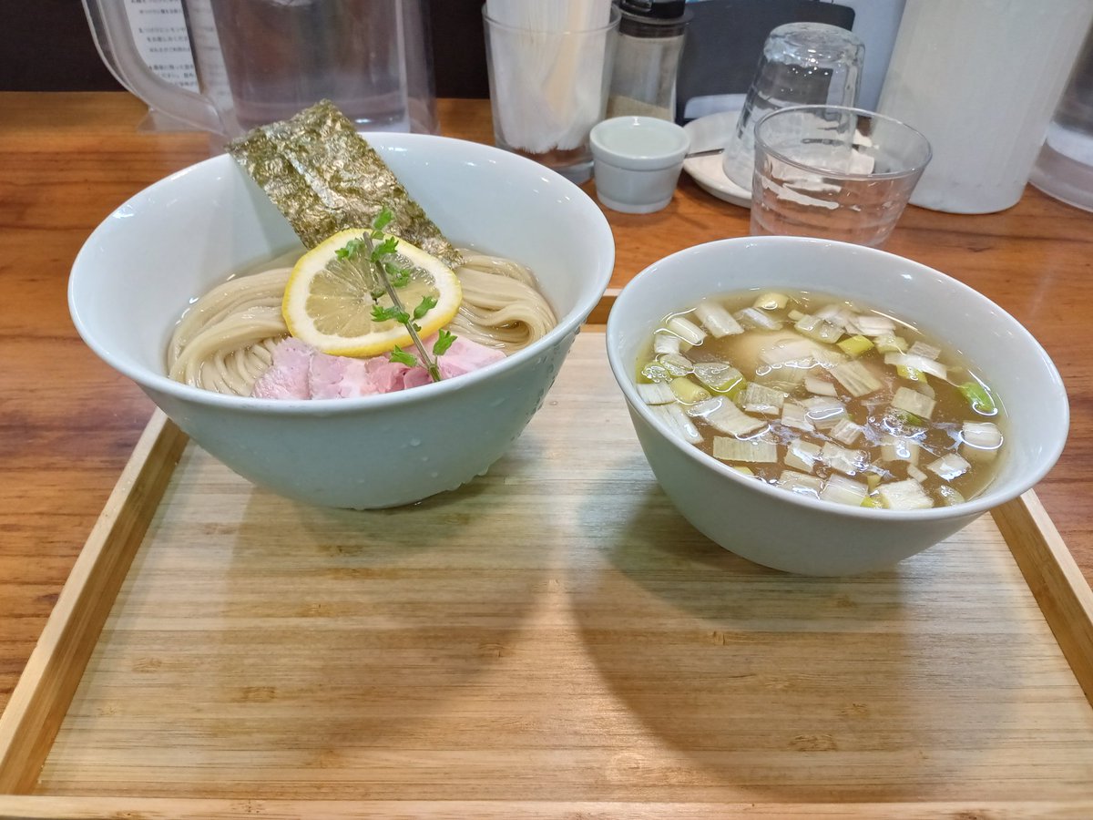 OSPZX's tweet photo. お昼に3931WORKS.に行って家に帰ったら晩御飯ラーメンが食べたいと
どこがいいのか聞いたらアメノオトが良いと言うので夜も昆布水つけ麺
限定のトマトつけ麺も美味しそう
最後の最後にスープこぼしてご迷惑をおかけしてしまった
 #アメノオト
 #昆布水つけ麺 https://t.co/szwVMWNjmW