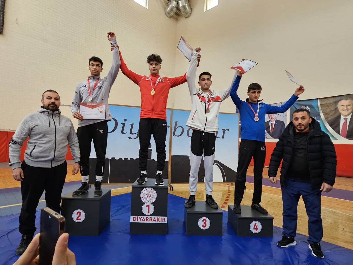 valialicelik's tweet photo. Dağların ve huzurun şehri #Hakkâri, aynı zamanda sporun ve sporcunun da şehri! 🏆

#Diyarbakır’da düzenlenen Gençler A Güreş Serbest ve grekoromen stil müsabakalarında 2 altın, 2 gümüş, 4 bronz madalya kazanarak hem serbest hem de grekoromen stilde takım halinde bölge üçüncüsü olmayı başardık.

Yaşattığınız gurur ve başarıdan dolayı teşekkür ediyor, emeği geçen herkesi yürekten kutluyorum.