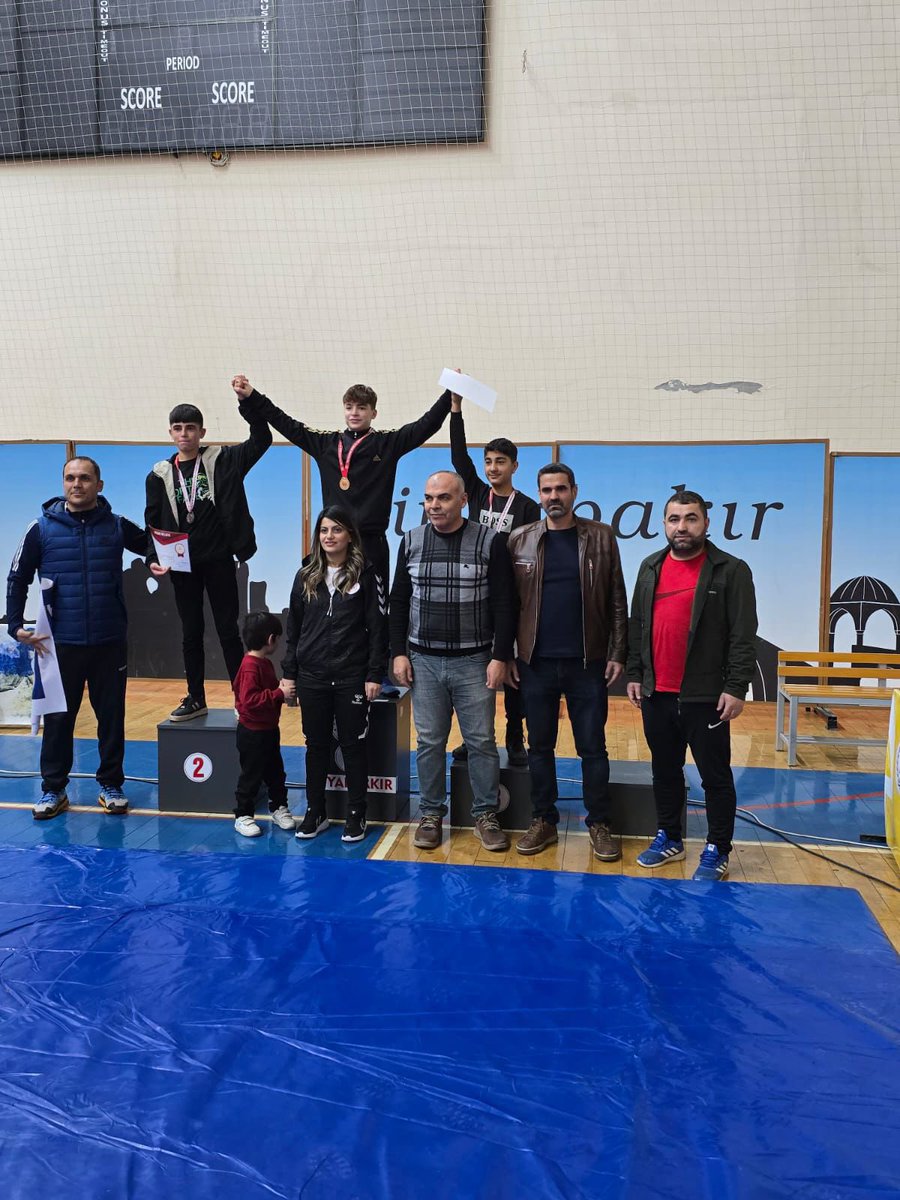 Dağların ve huzurun şehri #Hakkâri, aynı zamanda sporun ve sporcunun da şehri! 🏆

#Diyarbakır’da düzenlenen Gençler A Güreş Serbest ve grekoromen stil müsabakalarında 2 altın, 2 gümüş, 4 bronz madalya kazanarak hem serbest hem de grekoromen stilde takım halinde bölge üçüncüsü