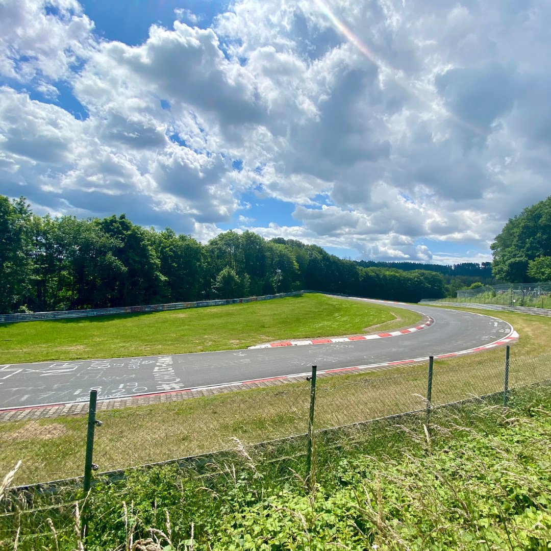 VLNClub's tweet photo. Blick vom Zuschauerbereich auf den Streckenabschnitt Adenauer Forst 😊
#vlnfanclub #nordschleife #grünehölle https://t.co/hGNsuJGOgp