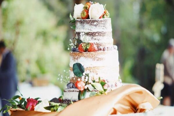 Recipe: How to make this elegant rustic wedding cake magicmum.com/?p=130284