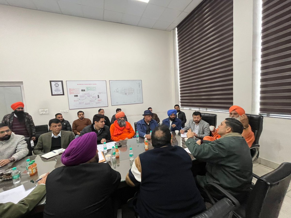 ਅੱਜ ਤਾਜਪੁਰ ਰੋਡ ਵਿਖੇ ਰਾਜ ਸਭਾ ਮੈਂਬਰ ਬਲਬੀਰ ਸਿੰਘ ਸੀਚੇਵਾਲ ਜੀ, ਸਥਾਨਕ ਸਰਕਾਰ ਮੰਤਰੀ ਡਾ. ਰਵਜੋਤ ਸਿੰਘ ਜੀ ਅਤੇ ਸੰਬੰਧਿਤ ਵਿਭਾਗਾਂ ਦੇ ਉੱਚ ਅਧਿਕਾਰੀਆਂ ਦੇ ਨਾਲ ਬੁੱਢੇ ਨਾਲੇ ਦੀ ਸਫਾਈ ਸੰਬੰਧੀ ਹੋਈ ਮੀਟਿੰਗ 'ਚ ਸਾਥੀ ਵਿਧਾਇਕਾਂ ਦੇ ਨਾਲ ਹਿੱਸਾ ਲੈਂਦੇ ਹੋਏ #GurpreetGogi #AamAadmiParty #LudhianaWest