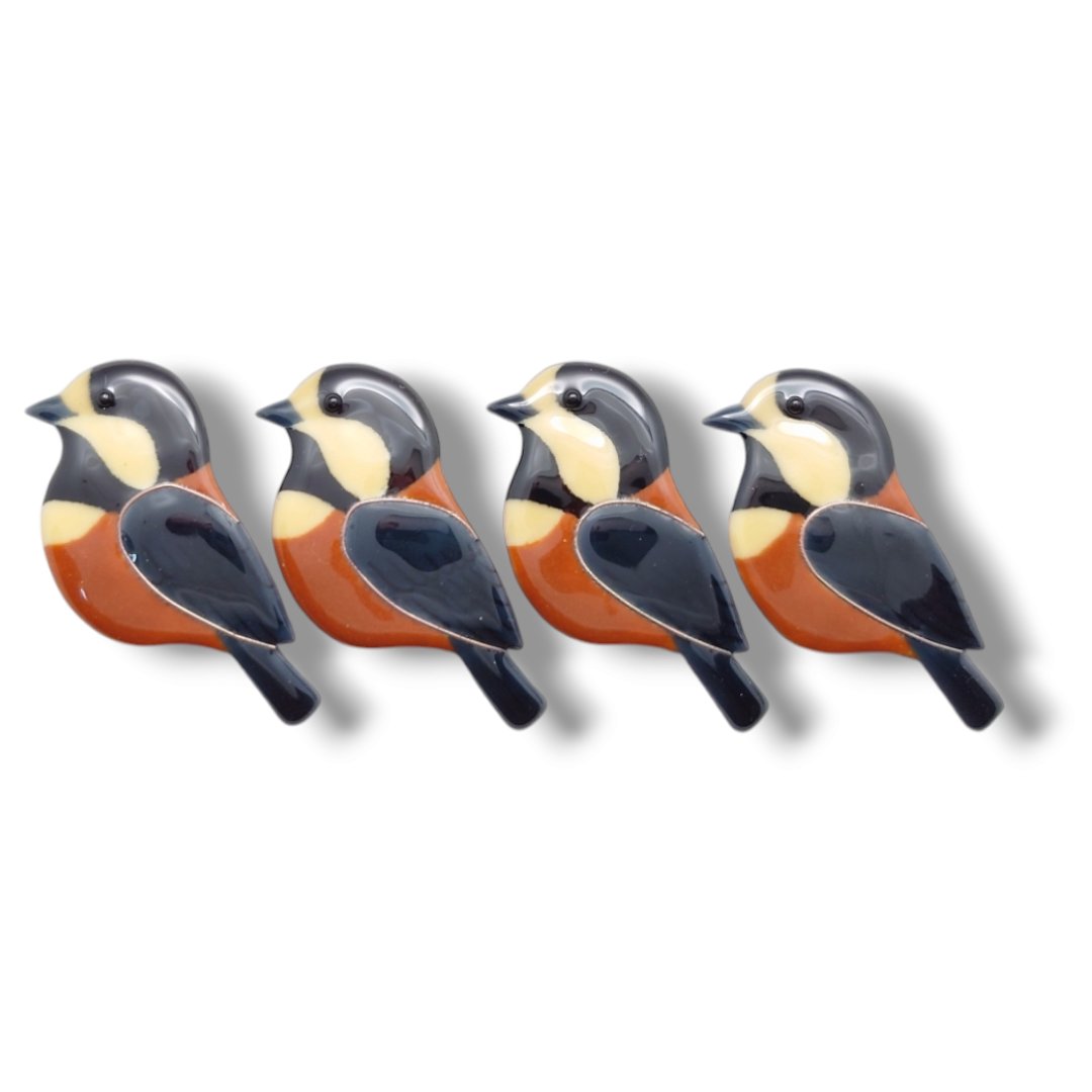 HureshumaReiko's tweet image. #ヤマガラ
#varied_tit
ヤマガラも少しデザインを修正してリニューアル。「かば茶」という色名の釉薬が「ヤマガラ色」と呼びたいくらいピッタリな色合いなんですよね。
身近な鳥というイメージですが、私の住む根室では、出会えると嬉しいちょっと珍しい存在です。
#七宝 #七宝焼 #cloisonne