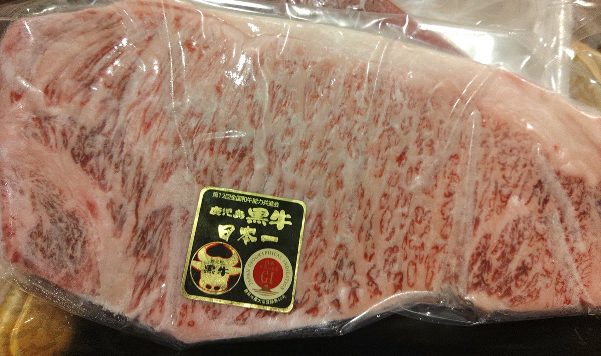 naosuke61245723's tweet photo. 【🥃🐃プレゼント企画第一弾🐃🥃】

🥇山崎・白州12年セット＋A5等級鹿児島黒牛サーロインステーキ(13,000円相当)

🥈山崎・白州Story of Distilleryセット＋A5等級鹿児島黒牛サーロインステーキ(13,000円相当)

応募方法
1⃣@naosuke61245723  と@chochopolice813 をフォロー

2⃣この投稿をリポスト
※1/3(金)23:00締切
※1/5(日)18:00当選者へご連絡

詳細は「さらに表示」から👇

第一弾、山崎白州

第二弾、響

第三弾、マルス

第四弾、黒毛和牛一頭共同購入者限定
嘉之助、響21年

━━━━━━━━━━━━━━━━━━━
【📝概要】
━━━━━━━━━━━━━━━━━━━

✅応募条件
○20歳以上の方
○非公開アカウントではない方
○写真付きで当選ポストしていただける方

✅当選者には〆切後、当アカウントからDMをお送りします。

━━━━━━━━━━━━━━━━━━━
【📝当選者選出について】
━━━━━━━━━━━━━━━━━━━

✅リプは当選率に影響しません。読みますが、お返事はできません。

✅完全なランダム抽選です。

━━━━━━━━━━━━━━━━━━━
【📝その他】
※お時間のある方はお読みください。

黒毛和牛みんなで一頭買い企画のきっかけについて。コロナ禍以降、子牛や枝肉価格が大幅に下落し、飼料代は物価高で上がり続け、農家は本当に苦しい状況です。

通常の流通ですと、セリに牛を出す→買参権を持つ業者が枝肉を落札→問屋→飲食店・精肉店・小売店→消費者、と間に業者がたくさん入ります。

今回の購入企画では、生産者→消費者なので、間に業者が入らず、生産農家の大きな助けになります。

おかげさまで、来年6月に30ヶ月で出荷する未経産メスの『ただやす』ちゃんは皆様から十分なご予約をいただくことができました。

11月と12月に出荷予定のとっても良い体つきの去勢の男の子はこれからご予約を受付いたしますので、ご興味おありの方はぜひDMくださいませ。
ご高覧いただきありがとうございました🙇

━━━━━━━━━━━━━━━━━━━

いろんな方に楽しんで頂けるよう努力＆改善していきますので、ご意見等ございましたらよろしくお願いします。

まずは今回の第一。第3弾までやったあとは、本命の購入者限定があります。ぜひ、皆さんがこの企画を楽しんでくれることを願ってます。