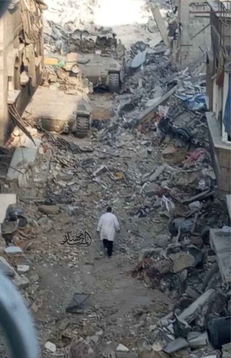 قائد حزب العمال البريطاني السابق جيرمي كوربن يضع الصورة الأخيرة لمدير مستشفى كمال عدوان في غزة ويكتب:

“إنها الصورة الأخيرة للدكتور حسام أبو صفية المعتقل بعد رفضه التخلي عن زملائه ومرضاه .. في صورة واحدة فقط نرى قوة الإنسان الفلسطيني والضعف الأخلاقي لكل المتواطئين في الإبادة
