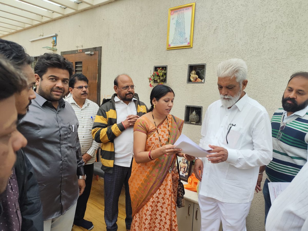 शालेय शिक्षणमंत्री दादा भुसे यांची भेट "युवा शैक्षणिक व सामाजिक न्याय संघटना महाराष्ट्र यांच्या माध्यमातून ज्योती सुरवसे मॅडम यांनी घेत "कंत्राट शिक्षकभरती"रद्द करण्यासाठी पाठपुरावा केला खूप सकारात्मक प्रतिसाद देत उद्या मंत्री पदाचा चार्ज घेऊन सर्व अधिकाऱ्याशी चर्चा करून 15