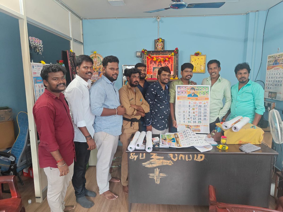 TrichySTRfc's tweet photo. திருச்சி மாவட்ட தலைமை சிலம்பரசன் ரசிகர் நற்பணி இயக்கம் சார்பாக 2025 ஆம் ஆண்டு காலண்டர்  எங்கள் மாவட்ட தலைவர் அன்பு அமீர் அண்ணன் மாவட்ட நிர்வாகிகளுடன்  இன்று காலண்டர்  வழங்கிய போது.❤️🔥💥 @SilambarasanTR_ #SilambarasanTR https://t.co/W0iNvpbDwb