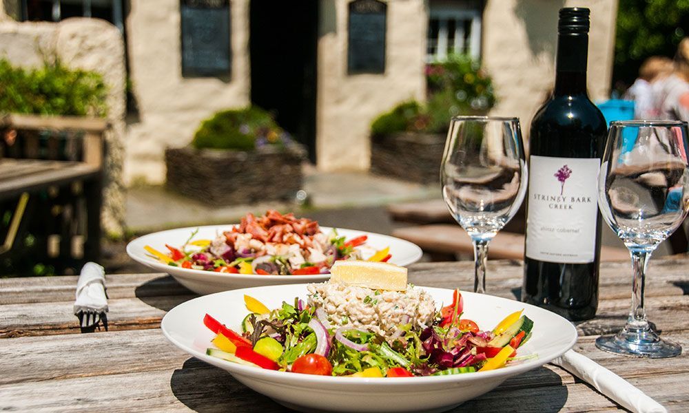 TheBBDirectory's tweet photo. The Old Inn, located in the heart of Mullion, offers charming guest accommodation and a welcoming spot to enjoy a delicious meal or a refreshing drink. 🍴🍻  
https://t.co/GK2QNjFmnB 
#MullionGetaway #LizardHeritageCoast #CornishCharm #Accommodation #FoodandDrink #WarmWelcome https://t.co/cGVeH1iBTz