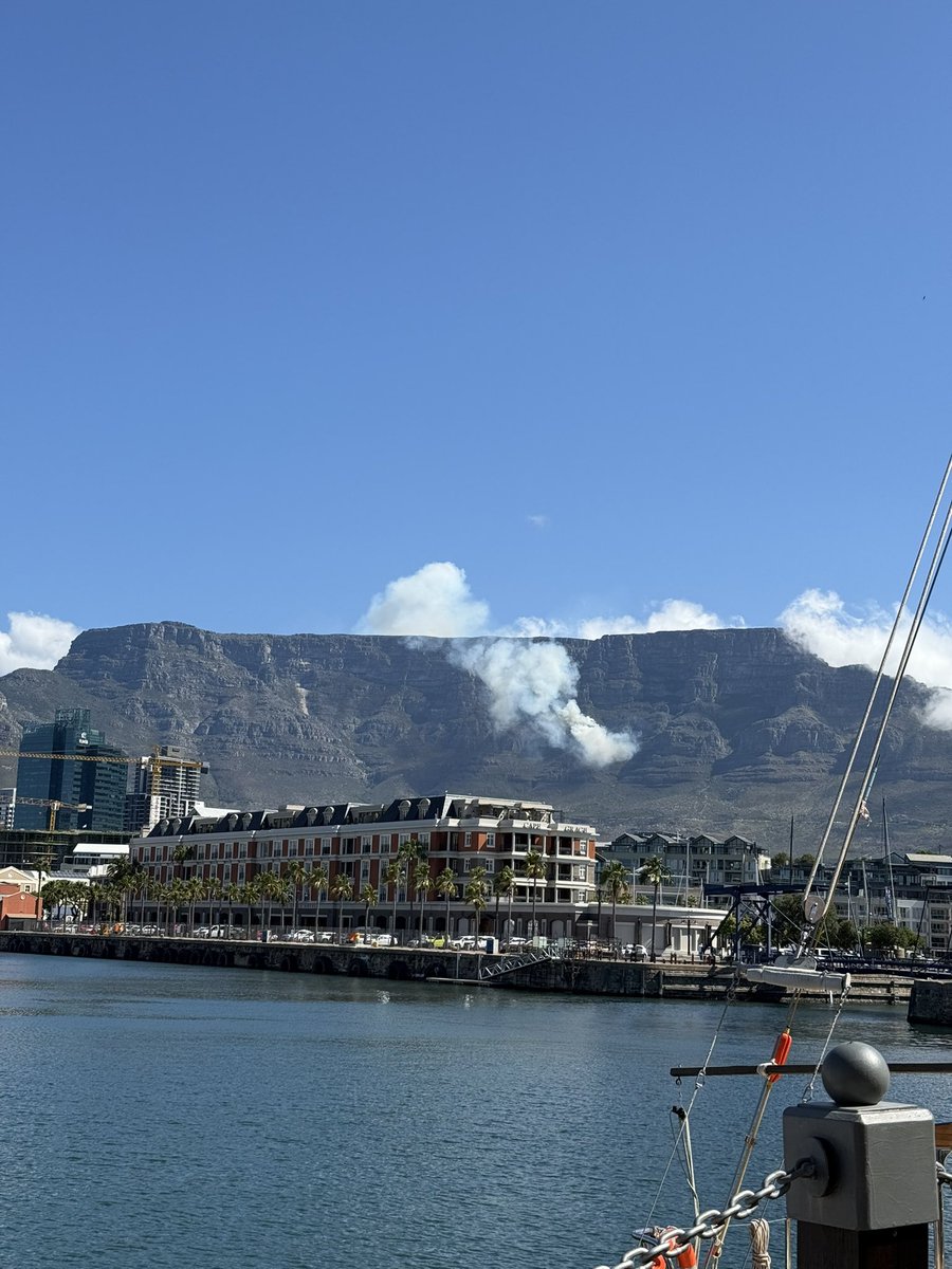 DylanN01's tweet photo. @vwsfires there is a fire on Table Mountain trying to get hold of Roeland fire station no answer https://t.co/3AuLQhMGVG