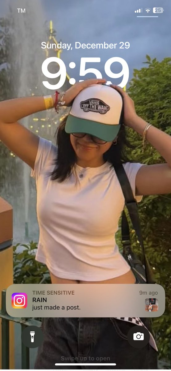 jzeli07's tweet photo. RT @teamRAINbows_: time to change my wallpaper, kasi very cutesyyy nya here! 📱🏁

#VANSmakeitRAIN #RainCelmar https://t.co/hem6XXe6Jk